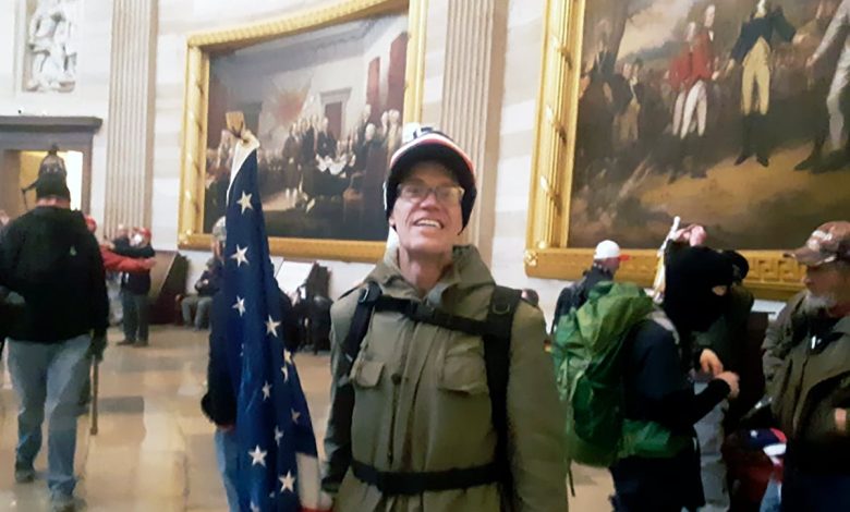 Veteran who stormed the Capitol tried to join Russian Army, feds say