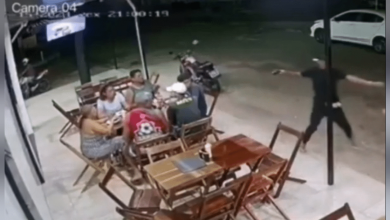 VIDEO: Armed Restaurant Customer Waits For The Perfect Moment To Strike Against Suspect