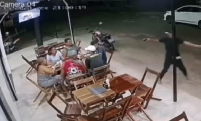 VIDEO: Armed Restaurant Customer Waits For The Perfect Moment To Strike Against Suspect